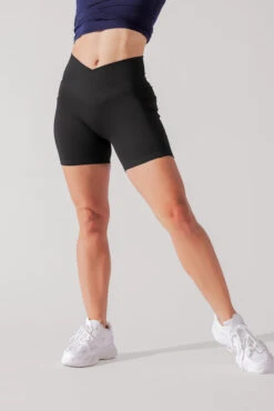 Crisscross HourglassĀ® Midi Short With Pockets - Black